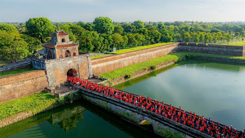Hàng ngàn người đi bộ với trang phục áo đỏ sao vàng trên các tuyến phố chính thành phố Huế.