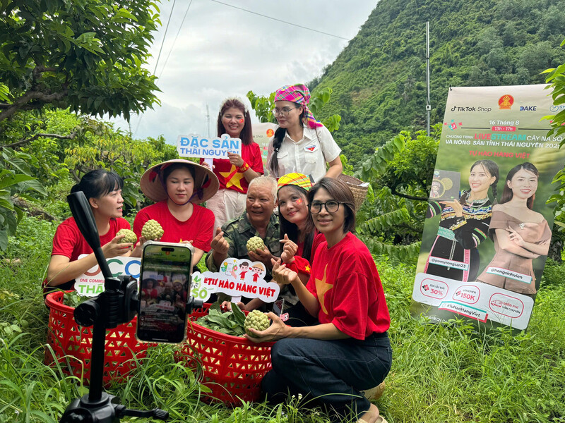 Nhiều bạn trẻ người dân tộc vốn chỉ quen với vườn nương, nay được cầm điện thoại, tự tin livestream, giới thiệu sản phẩm. Ảnh: Văn Ngọc