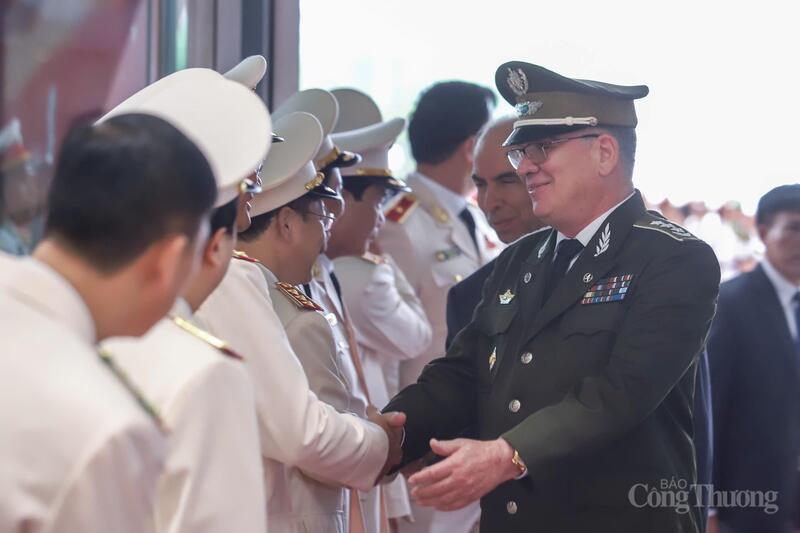 Đại biểu khách quốc tế đến dự Lễ kỷ niệm 80 năm Ngày truyền thống Công an nhân dân Việt Nam.