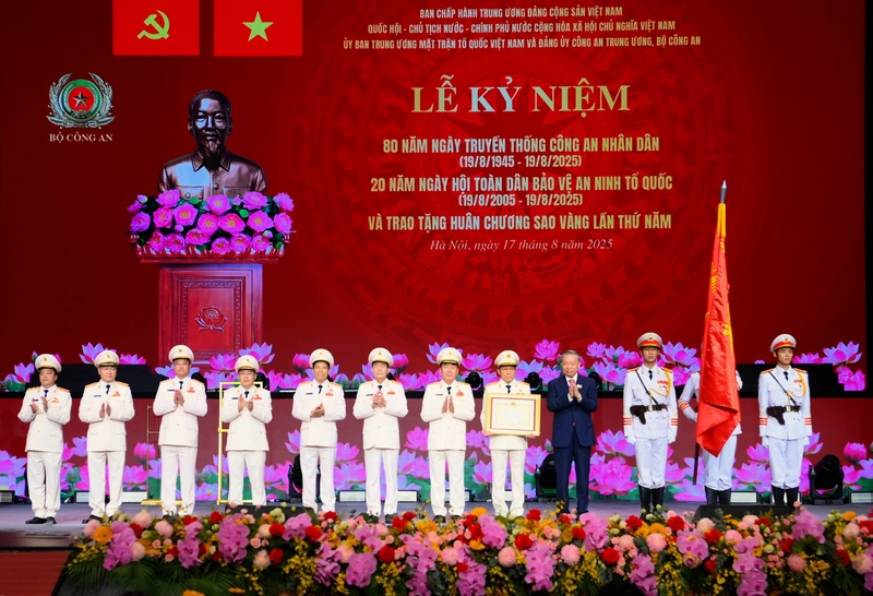 Tại lễ kỷ niệm, Tổng Bí thư Tô Lâm đã gắn và trao Huân chương Sao vàng lần thứ 5 tặng lực lượng Công an nhân dân.