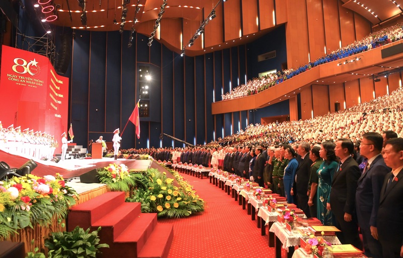 Các đại biểu thực hiện nghi thức chào cờ tại Lễ kỷ niệm 80 năm Ngày truyền thống Công an nhân dân. Ảnh: Bộ Công an