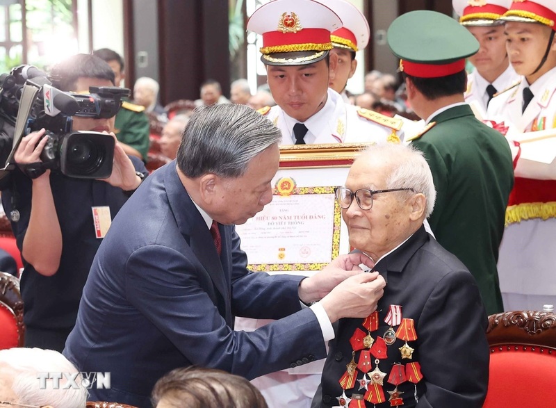 Tổng Bí thư Tô Lâm trao tặng Huy hiệu Đảng cho các đồng chí lão thành cách mạng, nguyên lãnh đạo cao cấp của Đảng, Nhà nước. Ảnh: Thống Nhất/TTXVN