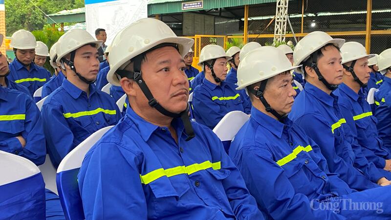 Công nhân Công ty Than Hòn Gai dự buổi lễ