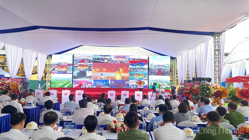 Các đại biểu dự lễ khởi công công trình, dự án trọng điểm tại điểm cầu tỉnh Quảng Ninh