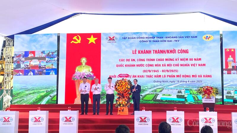 Bộ trưởng Bộ Giáo dục và Đào tạo Nguyễn Kim Sơn trao hoa tặng lãnh đạo tỉnh Quảng Ninh và Công ty Than Hòn Gai - TKV