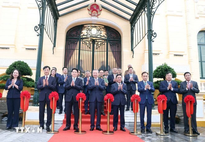 Tổng Bí thư Tô Lâm và Chủ tịch nước Lương Cường cùng các đại biểu thực hiện nghi thức bàn giao. Ảnh: Thống Nhất/TTXVN