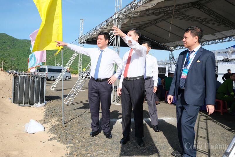 Bộ trưởng Bộ Công Thương Nguyễn Hồng Diên cùng đoàn công tác thị sát thực tế tại dự án. Ảnh: Lê Sơn