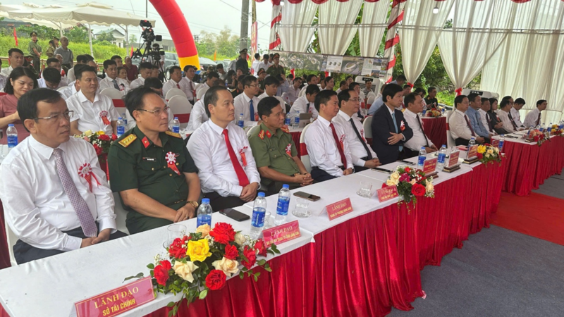 Các đại biểu tham dự lễ khởi công tại đầu cầu Lạng Sơn