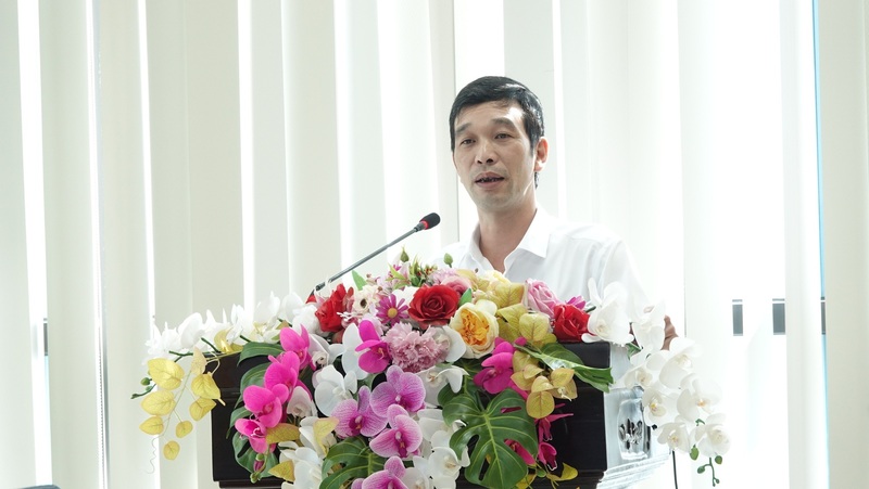 Ông Nguyễn Vũ Thắng, Phó Trưởng phòng Quản lý thương mại giải đáp các thắc mắc của cơ sở