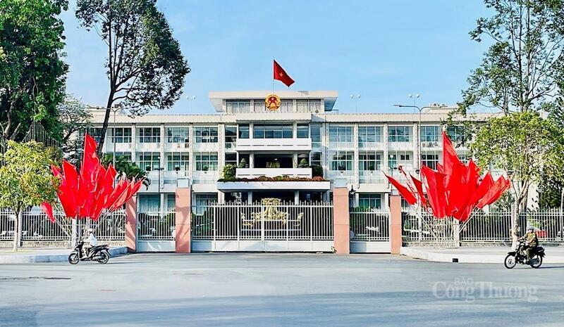 Trụ sở UBND TP. Cần Thơ được trang trí cờ rực đỏ.