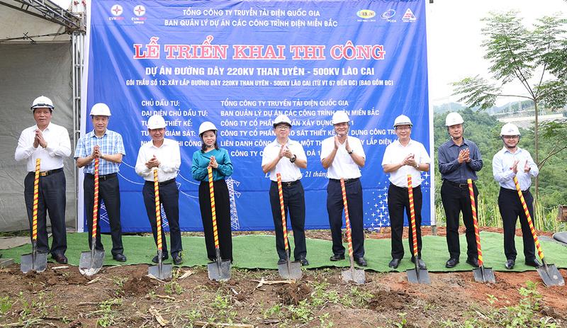 Các đại biểu thực hiện nghi thức khởi công dự án