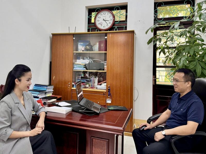 Phóng viên Báo Công Thương trao đổi với ông Lã Đức Đoàn