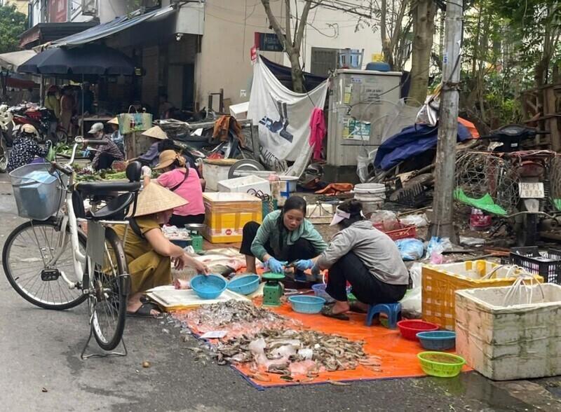 Chợ tạm, chợ cóc không chỉ gây ách tắc giao thông mà còn hệ lụy về môi trường, văn minh đô thị tại Hà Nội. Ảnh: LĐTĐ