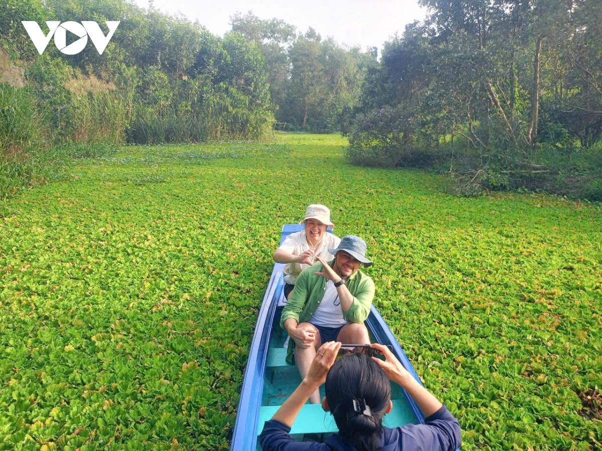 Du khách nước ngoài tham quan Khu du lịch sinh thái Mùa Xuân bằng võ lãi