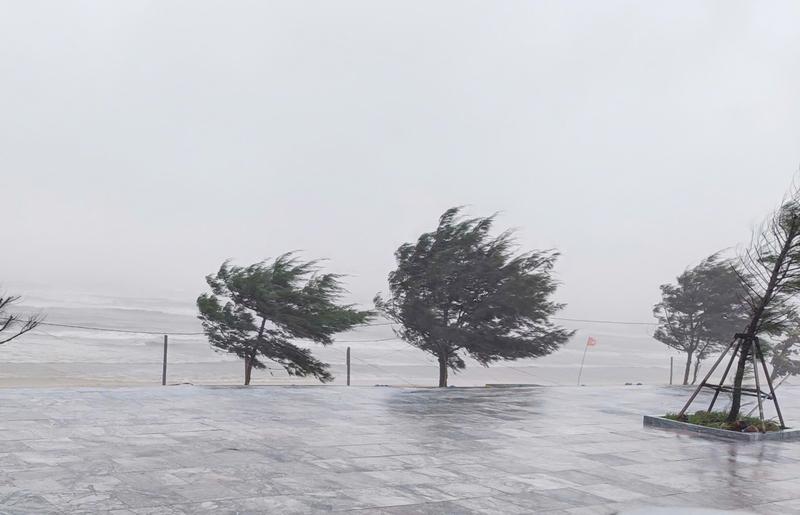 Mưa trắng trời tại nhiều tuyến đường ở biển Thiên Cầm. Ảnh: Trọng Tùng