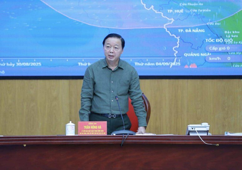 Phó Thủ tướng Trần Hồng Hà họp Ban Chỉ đạo tiền phương về ứng phó bão số 5 (bão Kajiki) - Ảnh: VGP/Minh Khôi