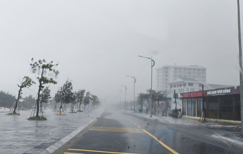 Mưa trắng trời, gió mạnh tại khu vực biển Thiên Cầm sáng 25/8. Ảnh: Trọng Tùng