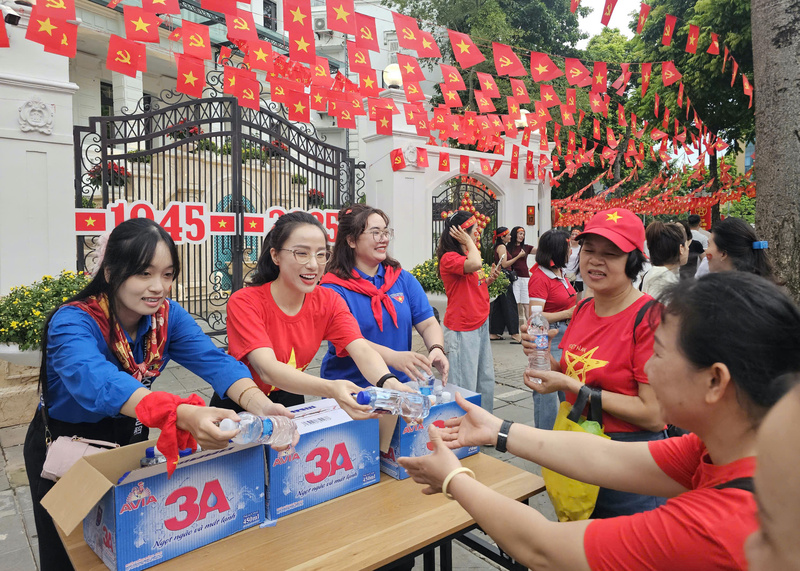 Báo Công Thương phối hợp với Trung tâm Truyền thông, Dữ liệu và Công nghệ số TP. Hà Nội cùng nhiều doanh nghiệp tặng nước uống, sữa, cờ đỏ sao vàng tới người dân xem Tổng hợp luyện Lễ kỷ niệm diễu binh, diễu hành 80 năm Cách mạng Tháng Tám và Quốc khánh 2/9 - Ảnh: Linh Phạm