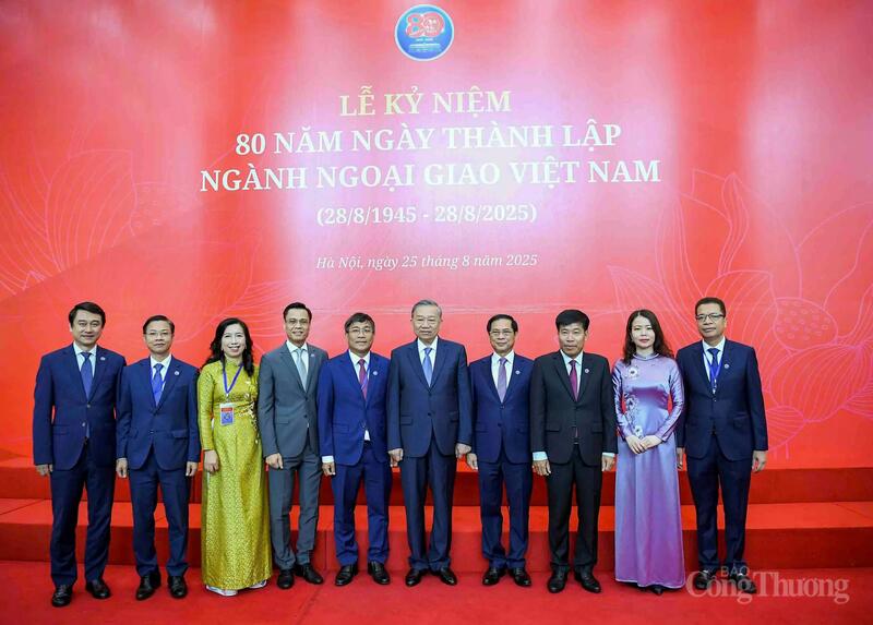 Tổng Bí thư Tô Lâm chụp ảnh chung với Phó Thủ tướng, Bộ trưởng Bộ Ngoại giao Bùi Thanh Sơn và lãnh đạo Bộ Ngoại giao