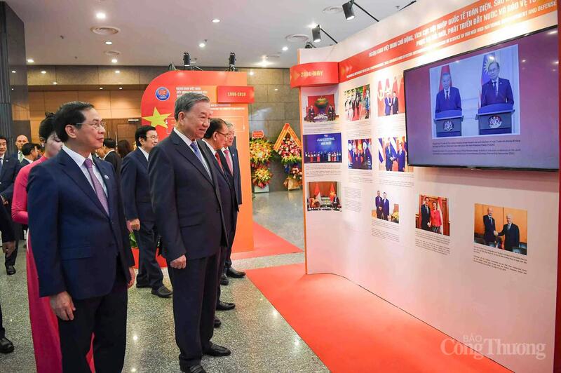 Tổng Bí thư Tô Lâm tham quan triển lãm thành tựu 80 năm ngành Ngoại giao