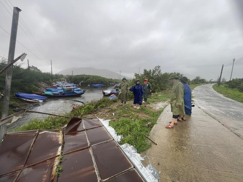 Bảng biển gãy đổ do gió lớn tại xã Thiên Cầm. Ảnh: Trọng Tùng