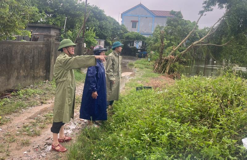 Lãnh đạo xã Thiên Cầm kiểm tra những vị trí trọng yếu trước khi bão đổ bộ. Ảnh: Trọng Tùng