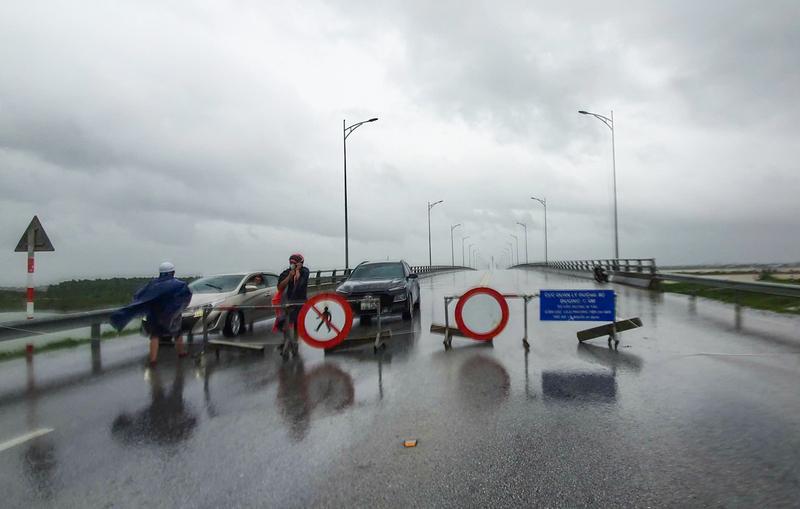 Sáng ngày 25/8, cầu Cửa Hội cấm lưu thông để đảm bảo an toàn. Ảnh: Trọng Tùng