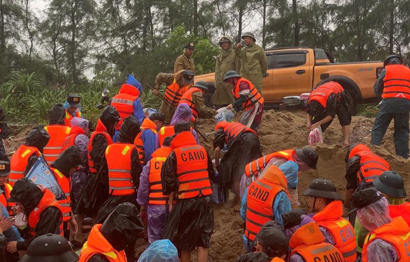 Hàng trăm cán bộ chiến sỹ đội mưa hộ đê Hội Thống (xã Đan Hải). Ảnh Trọng Tùng