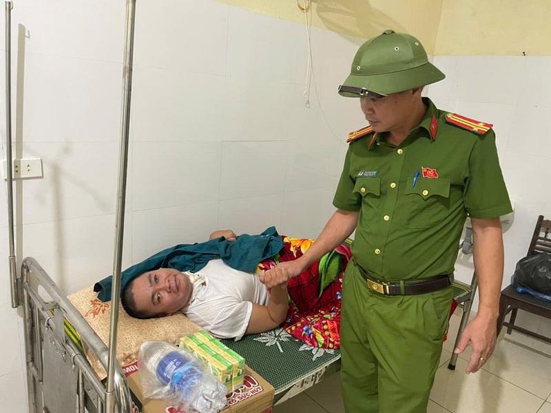 Tại những nơi trú ngụ tránh bão của nhân dân, lực lượng công an đã hỗ trợ thức ăn, nước uống, đảm bảo an toàn khi bão đổ bộ. Ảnh: Trọng Tùng.