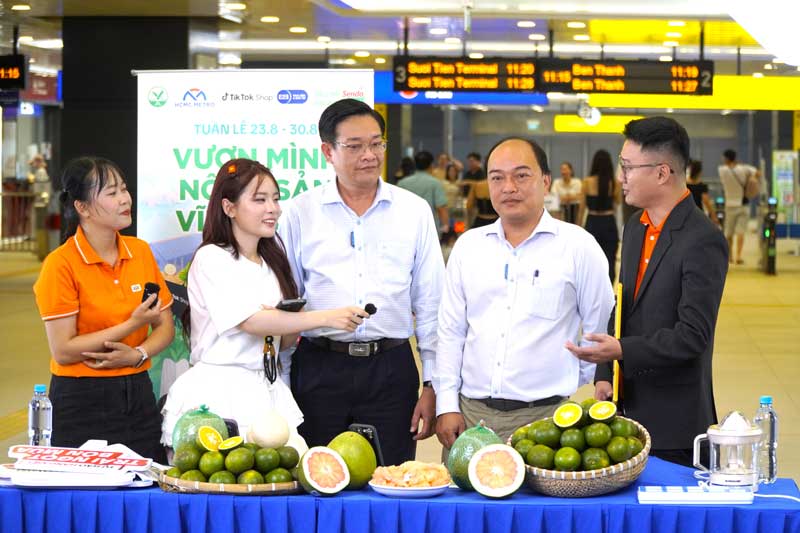 Đại biểu tham gia phiên livestream đặc sản Vĩnh Long