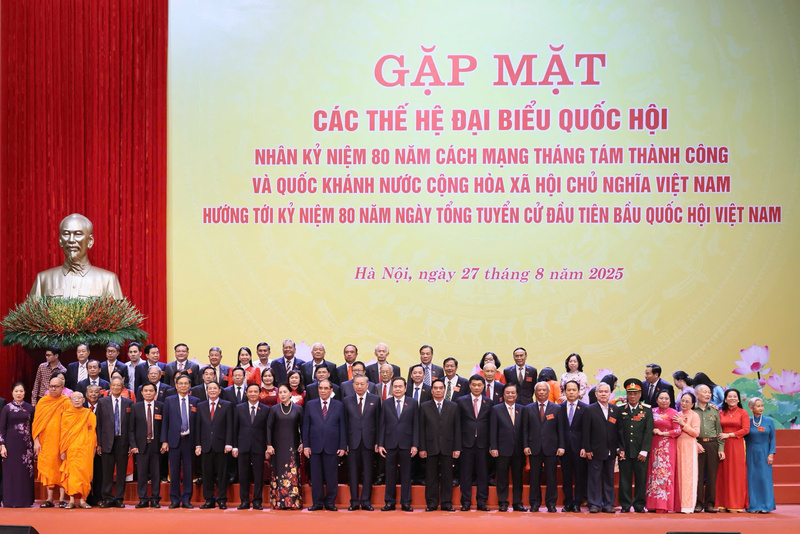 Tổng Bí thư Tô Lâm chụp ảnh lưu niệm cùng các đại biểu tham dự cuộc gặp mặt. Ảnh: Quang Vinh