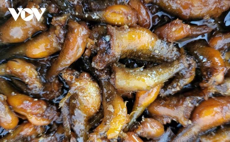 Cá bống trứng kho tiêu
