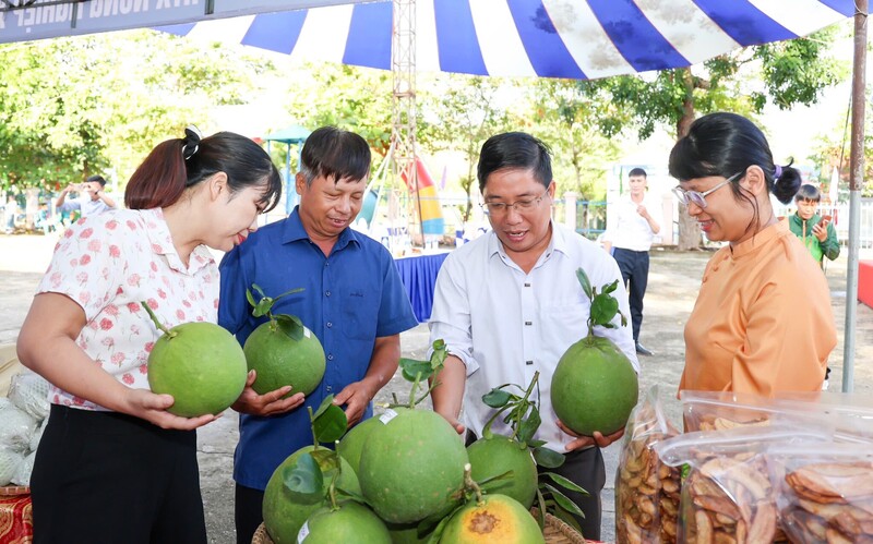 Nhiều sản phẩm được bày bán tại phiên chợ  (Ảnh: Dự án SACCR)