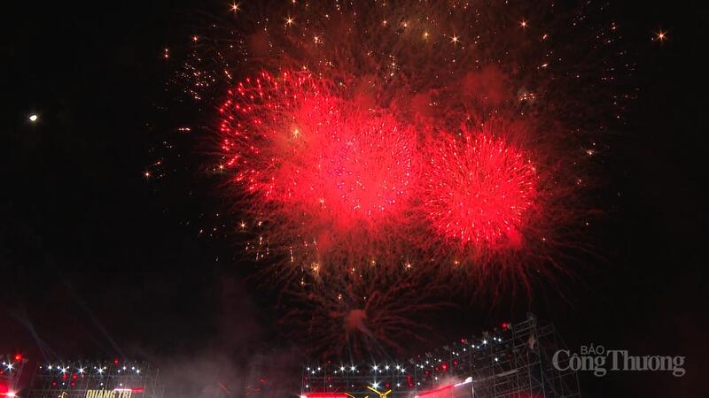 Bắn pháo hoa chào mừng tại 2 điểm cầu của chương trình ở tỉnh Quảng Trị