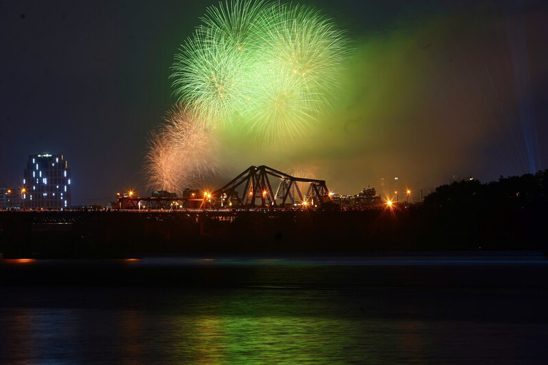 Đêm 2/9, pháo hoa thắp sáng bầu trời Hà Nội với đa dạng sắc màu mừng Đại lễ 80 năm cách mạng Tháng Tám và Quốc khánh 2/9 thành công.