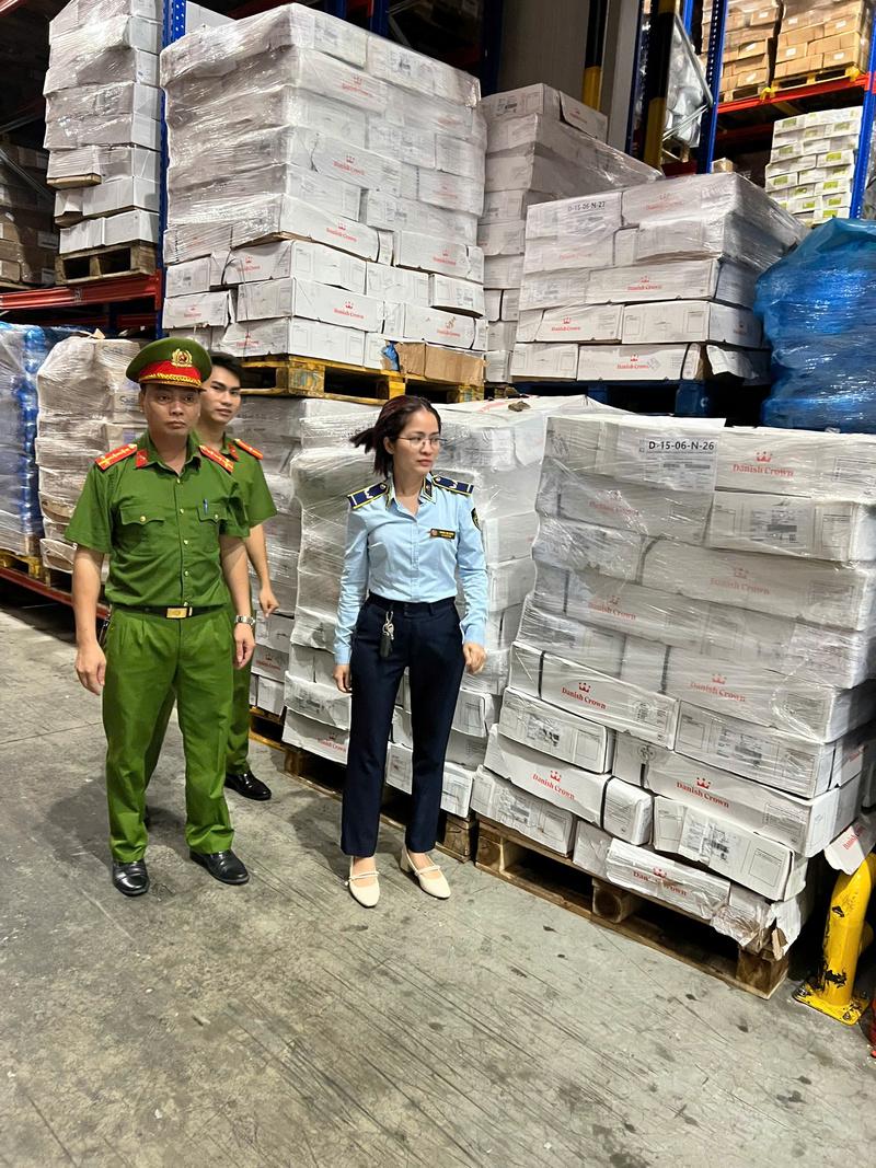 Lực lượng Quản lý thị trường Hà Nội phối hợp với Công an kiểm tra lô hàng xương lợn quá hạn của Công ty TNHH Thực phẩm Quỳnh Hương tại kho lạnh HPC Kiên Cường