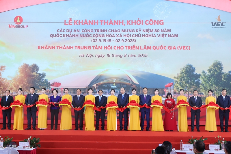 Các đồng chí lãnh đạo, nguyên lãnh đạo Đảng, Nhà nước cắt băng khánh thành công trình Trung tâm Triển lãm Việt Nam chào mừng kỷ niệm 80 năm Cách mạng Tháng Tám và Quốc khánh 2/9. Ảnh: VGP/Nhật Bắc