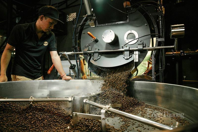 Những hạt cà phê được rang trên hệ thống máy móc hiện đại