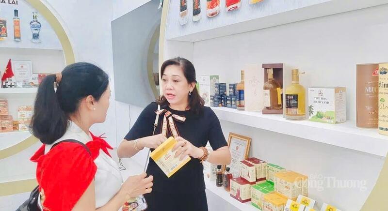 Bà Nguyễn Thị Bích Thu, Giám đốc Trung tâm Khuyến công và Xúc tiến thương mại (Sở Công Thương Gia Lai) tại các gian hàng. Ảnh: Bích Thu