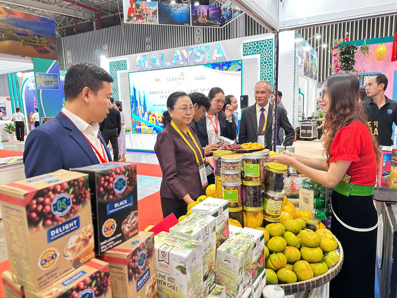 Gian hàng xúc tiến, giới thiệu các sản phẩm nông sản tỉnh Sơn La tại TP. Hồ Chí Minh (Ảnh: TTXT)