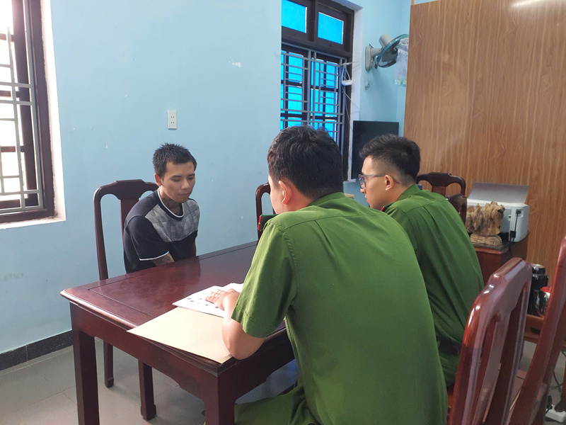 Công an phường An Cựu lấy lời khai đối tượng Nguyễn Hoàng Huy. Ảnh: Nguyễn Tuấn