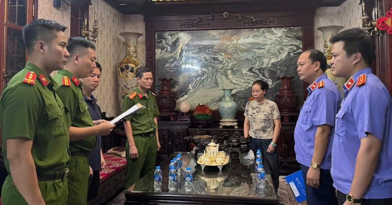 Công an tỉnh Thanh Hóa thi hành lệnh khởi tố, bắt tạm giam đối với các đối tượng. Ảnh: Công an Thanh Hóa