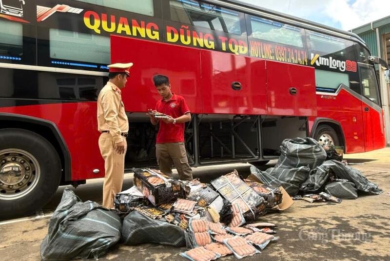 Lực lượng Cảnh sát giao thông phát hiện hơn 400kg thực phẩm không rõ nguồn gốc, có dấu hiệu nhập lậu