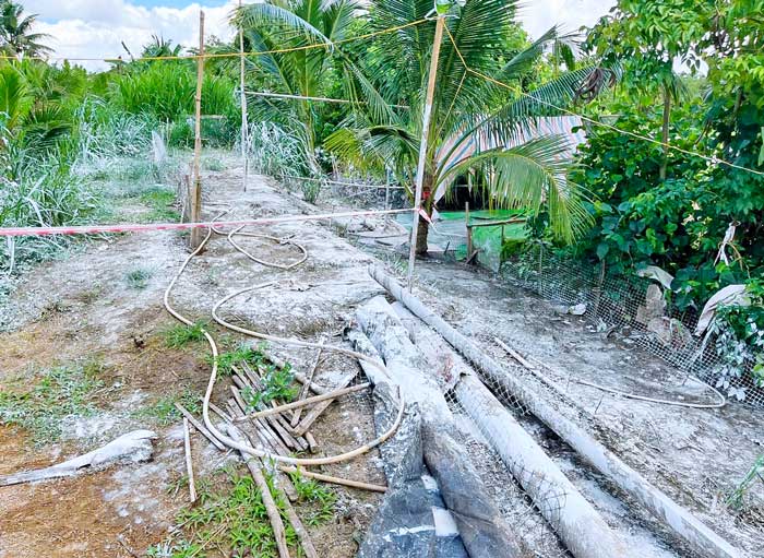 Ngành chức năng thực hiện vệ sinh, tiêu độc, khử trùng khu vực chăn nuôi xảy ra dịch bệnh.