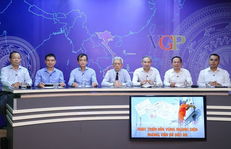 Đại biểu Quốc hội Phan Đức Hiếu, Ủy viên Ủy ban Kinh tế và Ngân sách của Quốc hội (thứ 5 từ trái qua) cùng các diễn giả tham gia Tọa đàm. Ảnh: VGP/Nhật Bắc