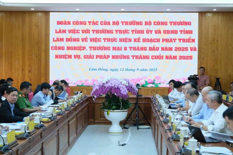 Bộ Công Thương làm việc với Thường trực Tỉnh ủy và UBND tỉnh Lâm Đồng về tình hình thực hiện kế hoạch phát triển công nghiệp, thương mại 8 tháng đầu năm 2025 và nhiệm vụ, giải pháp những tháng cuối năm. Ảnh: Lê Sơn