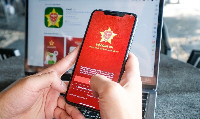 Người dân sẽ không phải nộp, xuất trình các giấy tờ đã tích hợp trên VNeID - Ảnh minh họa.