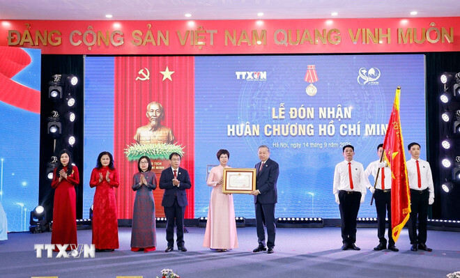 Tổng Bí thư Tô Lâm trao Huân chương Hồ Chí Minh lần thứ ba cho Thông tấn xã Việt Nam. Ảnh: TTXVN