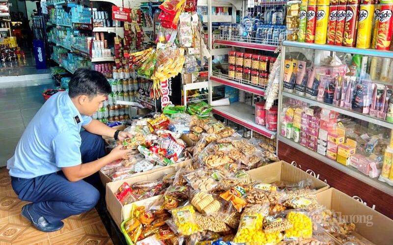 Các mặt hàng tiêu thụ nhiều trong dịp lễ như bánh trung thu, bánh kẹo. Ảnh: Hiền Mai