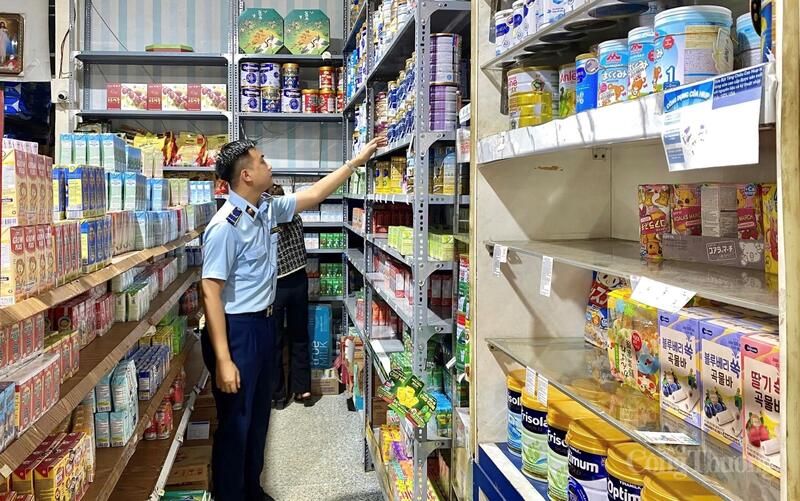 Lực lượng QLTT tỉnh Gia Lai kiểm tra các cửa hàng tiện lợi. Ảnh: Hiền Mai